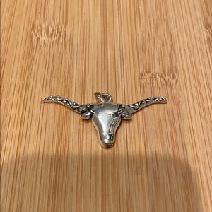 Bull Pendent